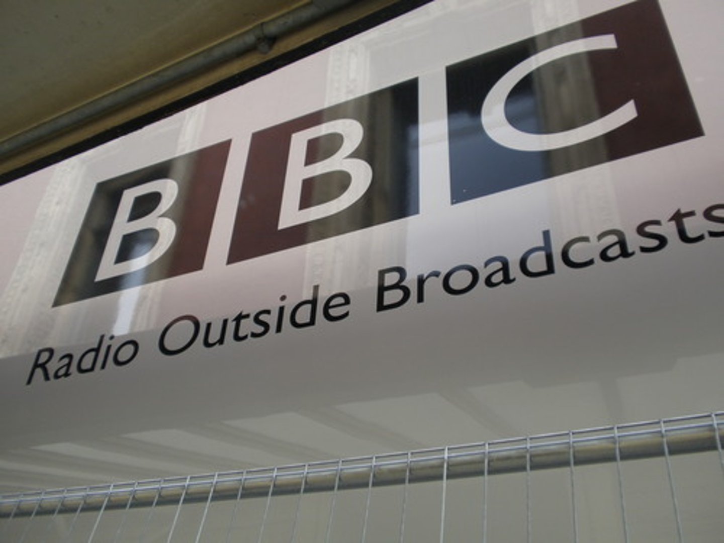 <p>to broadcast</p>