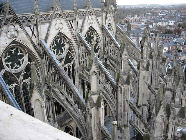 <table style="minWidth: 25px"><colgroup><col></colgroup><tbody><tr><td colspan="1" rowspan="1"><p><span>A structural part of the building that reinforce and support it. They allowed the construction of massive walls and large buildings such as churches without the uncertainty of its stability. They consist of a beam and a half arch that connect the building’s walls with a pier that holds the weight of a dome or a roof.</span></p></td></tr></tbody></table>