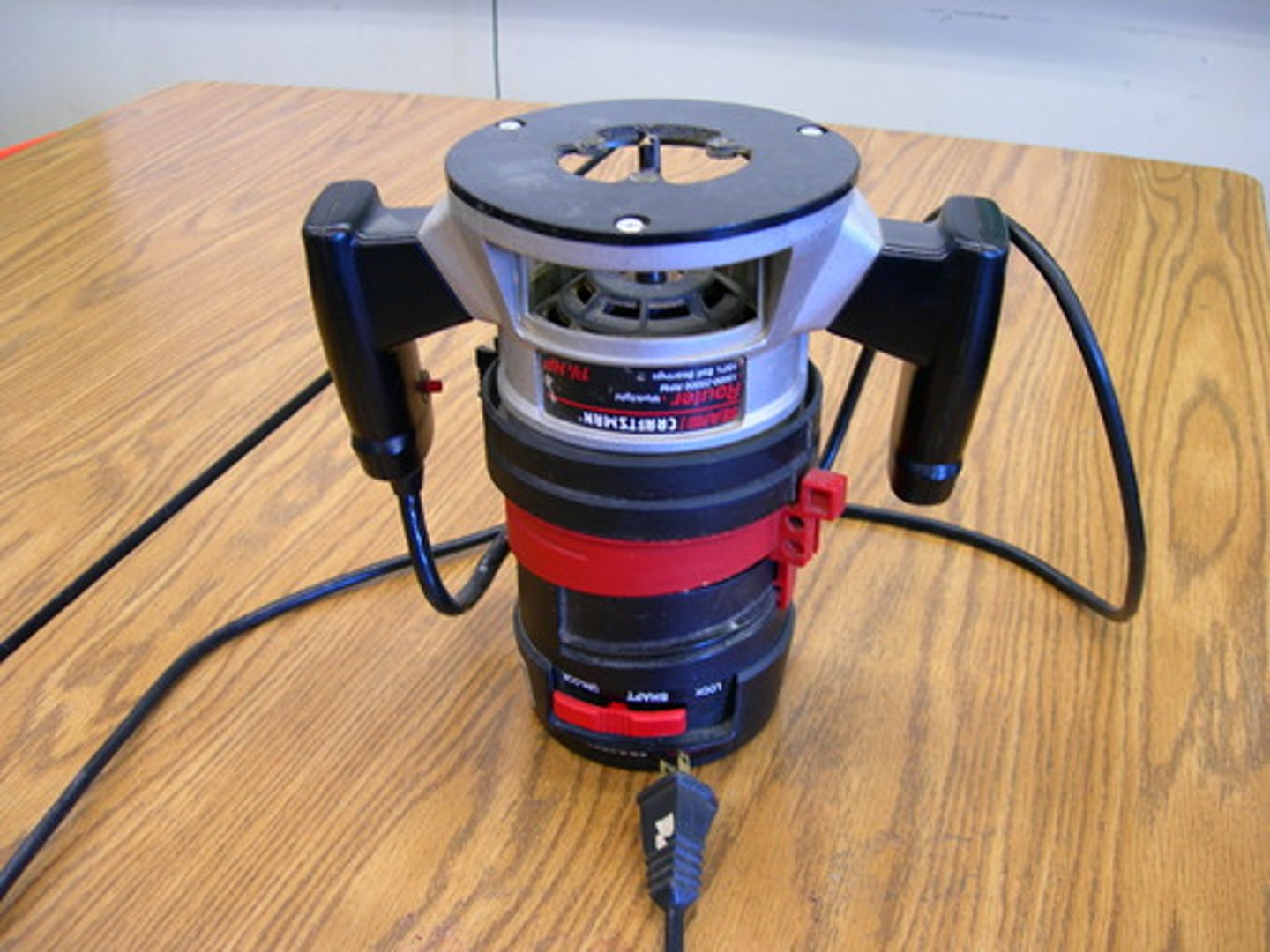 <p>Contains a rotating cutter, can be used to make straight slots in wood but large cuts may cause wood to burn so use with care.</p>