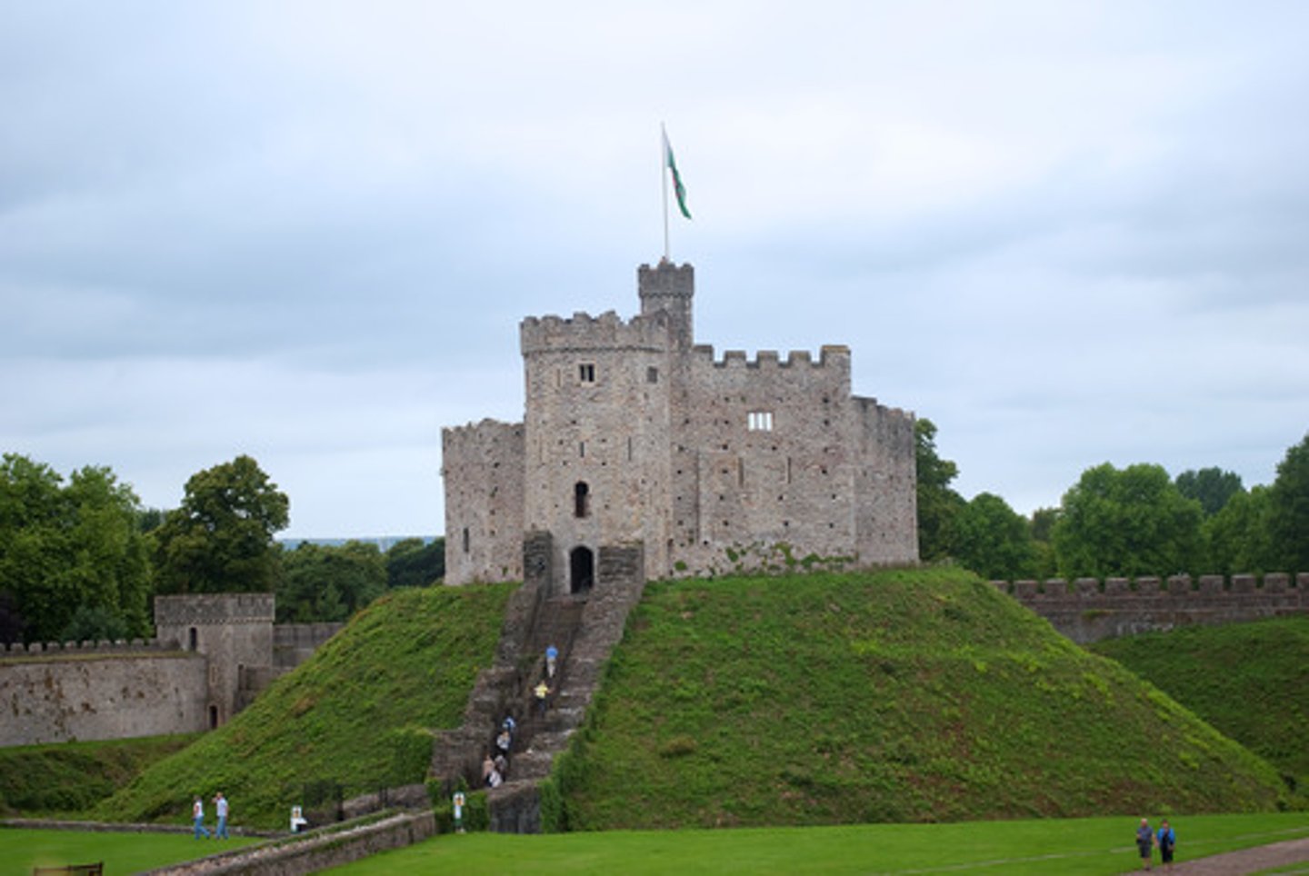 <p>a large, fortified building from the Middle Ages</p>