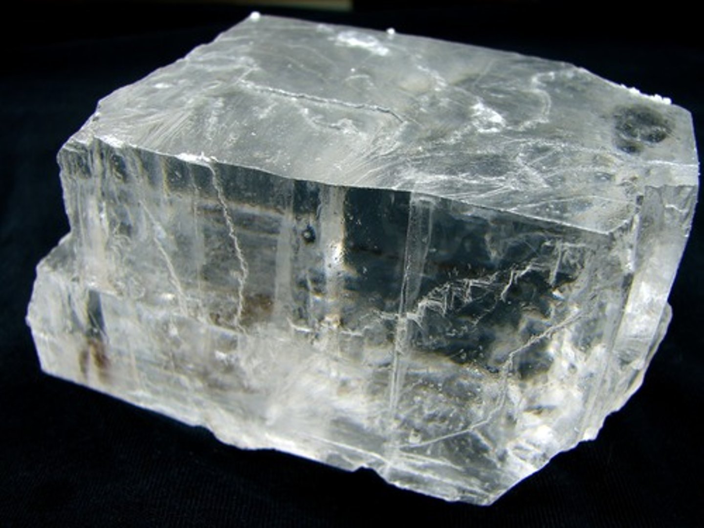 <p>Non Metallic Luster. 2.5 hardness. White streak. 2.2 SG. Colorless, white, yellow, red, blue, brown color. Cubic crystals and cubic cleavage, SALTY TASTE.</p>