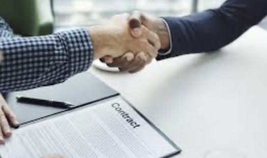 <p>Firmar con</p><p>Firmé con mi jefe para un salario más alto.</p>