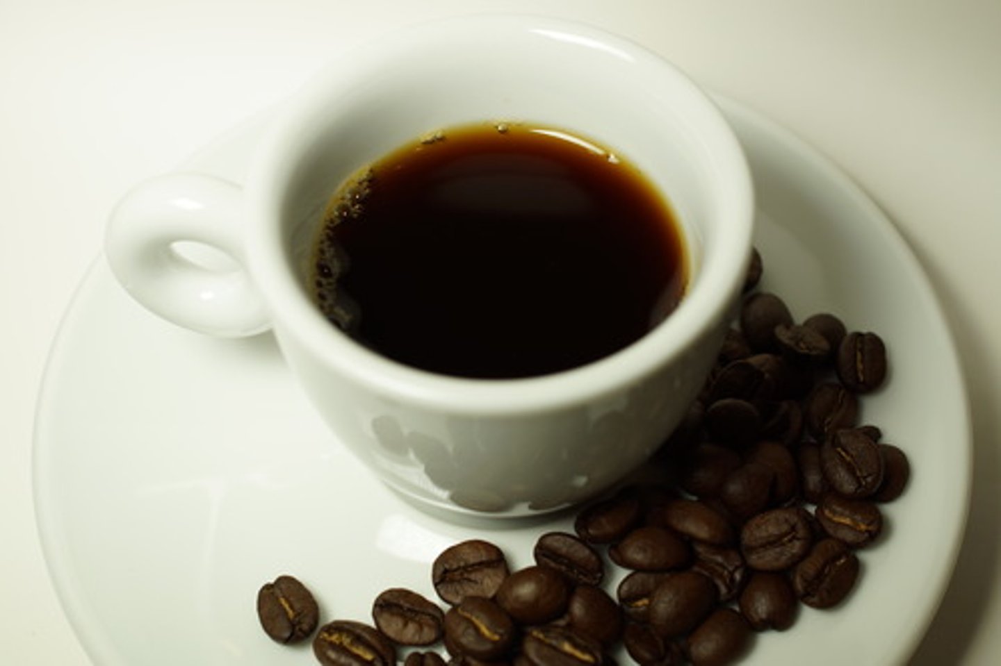 <p>yoğunluk, konsantrasyon</p><p>塩分濃度を測ります。</p><p>Enbun nōdo o hakarimasu.</p><p>Tuz yoğunluğunu ölçüyorum.</p><p>濃度が高いです。</p><p>Nōdo ga takai desu.</p><p>Yoğunluk yüksek.</p>