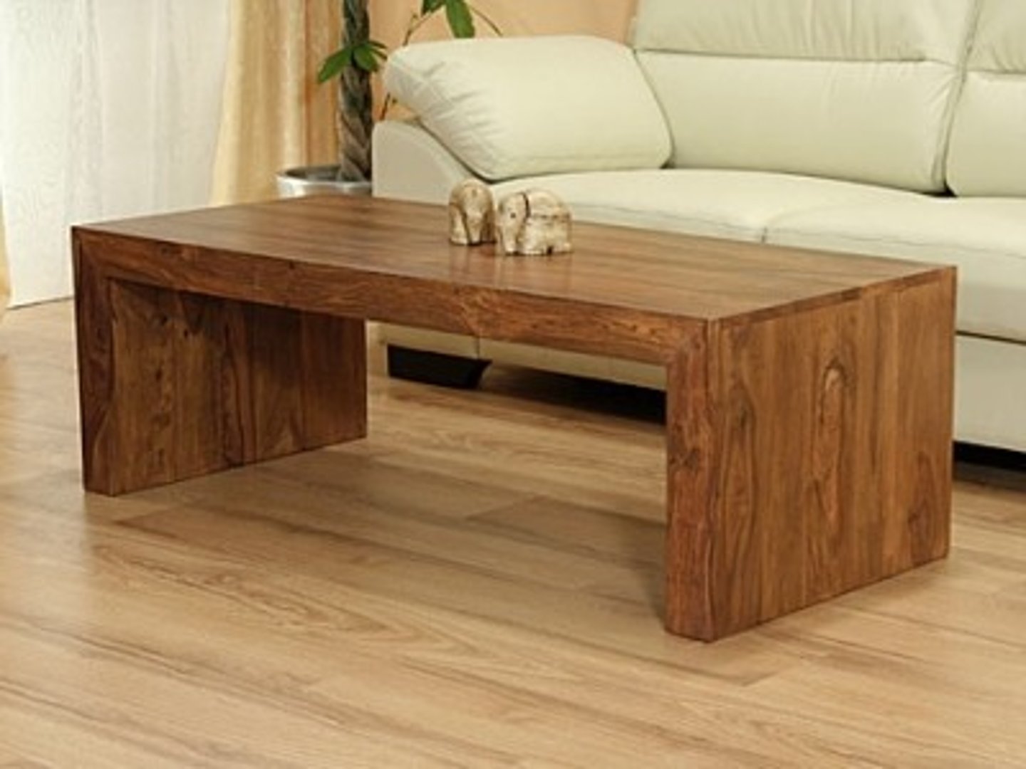 <p>A low table typically placed in front of a sofa</p>
