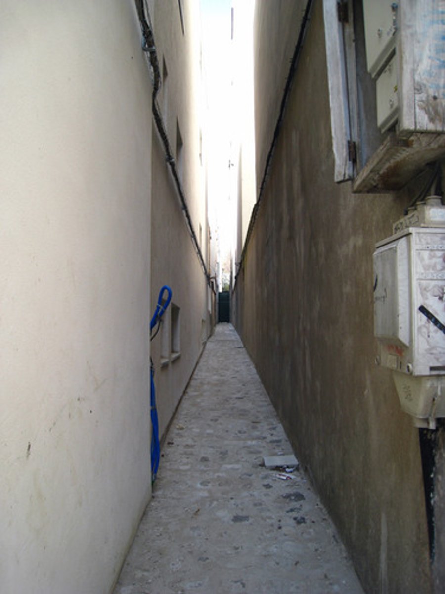 <p>l'opposé de large</p>