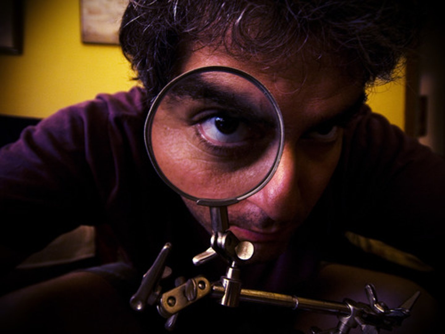 <p>to pay attention</p>