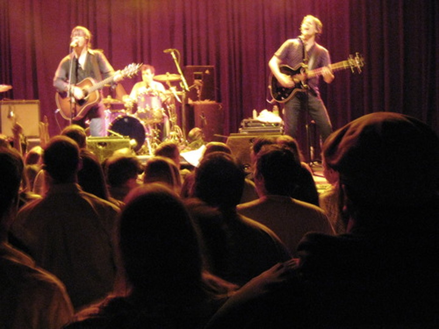 <p>Téann a lán daoine óga go dtí ceolchoimreacha Kneecap</p>