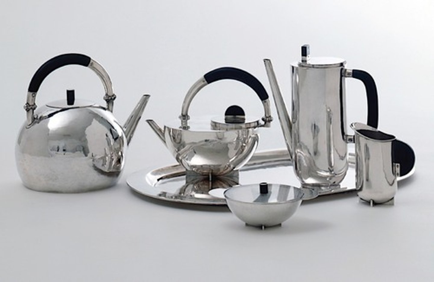 <p>Marianne Brandt<br>uses of simple geometry</p>