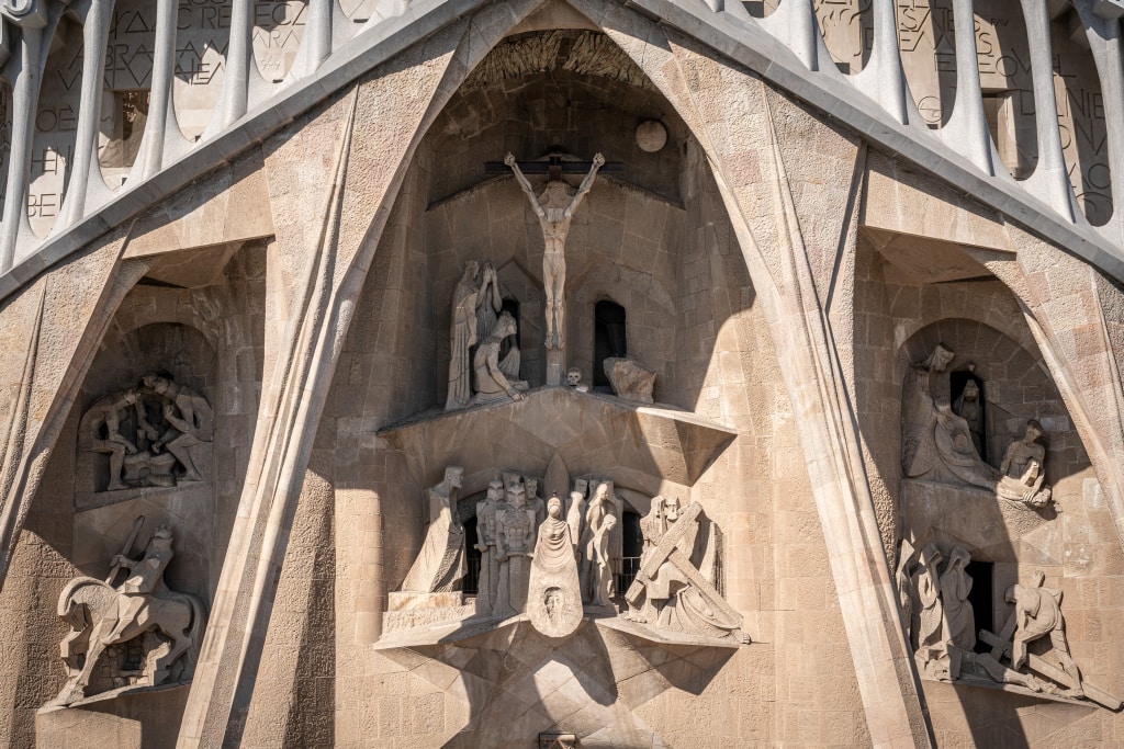 <p>Siglo 20-21</p><p>Antonio Gaudi</p><p>Barcelona</p><p>Arquitectura Modernista</p><ul><li><p>El más grandioso proyecto de la vida de gaudí, donde culmina el catolicismo radical del gran arquitecto</p></li><li><p>Conjunto neogótico de la “Sagrada Familia” en el primer proyecto diseñado por el arquitecto diocesano D. Francisco de Paula del Villar y Lozano</p></li><li><p> Sabiendo el maestro que no la podría concluir, terminará el eje vertical, dejando, a futuros arquitectos, la continuación horizontal de su obra y la posibilidad de adoptar otras plantas más acordes con gustos futuros</p></li><li><p><strong>**Examen - solo estudiar la fachada de nacimiento </strong></p></li><li><p>FACHADA DEL NACIMIENTO:</p></li><li><p>La lucha titánica del hombre para domesticar la materia (piedra)</p></li><li><p>Arte modernista</p></li><li><p>El aspecto chorreante de la portada no puede ser más modernista</p></li><li><p>Antoni gaudi</p></li><li><p>1894-1930???</p></li><li><p>Fe, esperanza, y caridad = 3 virtudes teologales </p></li><li><p>Portal de la caridad - a la izquierda de la entrada, los reyes y a la derecha los pastores</p></li><li><p>Hay Ángeles cantores y músicos</p></li><li><p>Flora y fauna catalana</p></li><li><p>Portal de esperanza y portal de la fe </p></li><li><p>arcos aplutados</p></li><li><p>4 torres- 4 de los 12 aposteles. </p></li><li><p>fachada de nacimiento- el nino de padre, maria, san jose, reyes magos</p></li><li><p>Campanarios - es la obra más expresiva de la reacción contra el racionalismo arquitectónico / el árbol de la vida / santísima trinidad </p><ul><li><p>Tortuga - tierra</p></li><li><p>Galapagos - h20 </p></li><li><p>tau : Padre, jesus: hijo, y espíritu santo = santísima trinidad (3 divinidades)</p></li></ul></li><li><p>Pináculos y escaleras - el cubismo y surrealismo</p></li></ul><p></p>