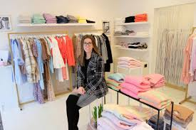 <p>de kledingzaak</p>