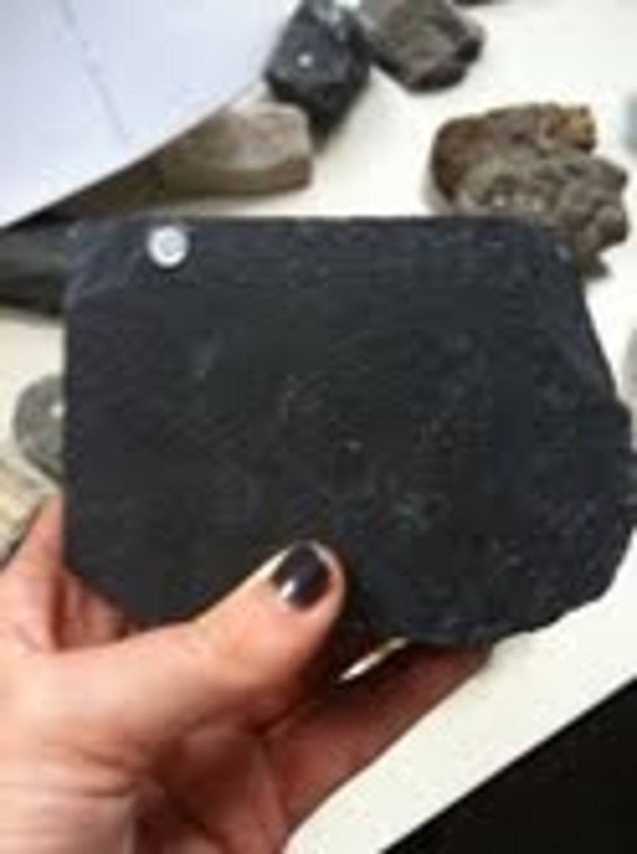 <p>Luster:dull</p><p>Cleavage: 1 direction(salty rock cleavage)</p><p>Info: Rings when tapped with a nail, foliated</p>