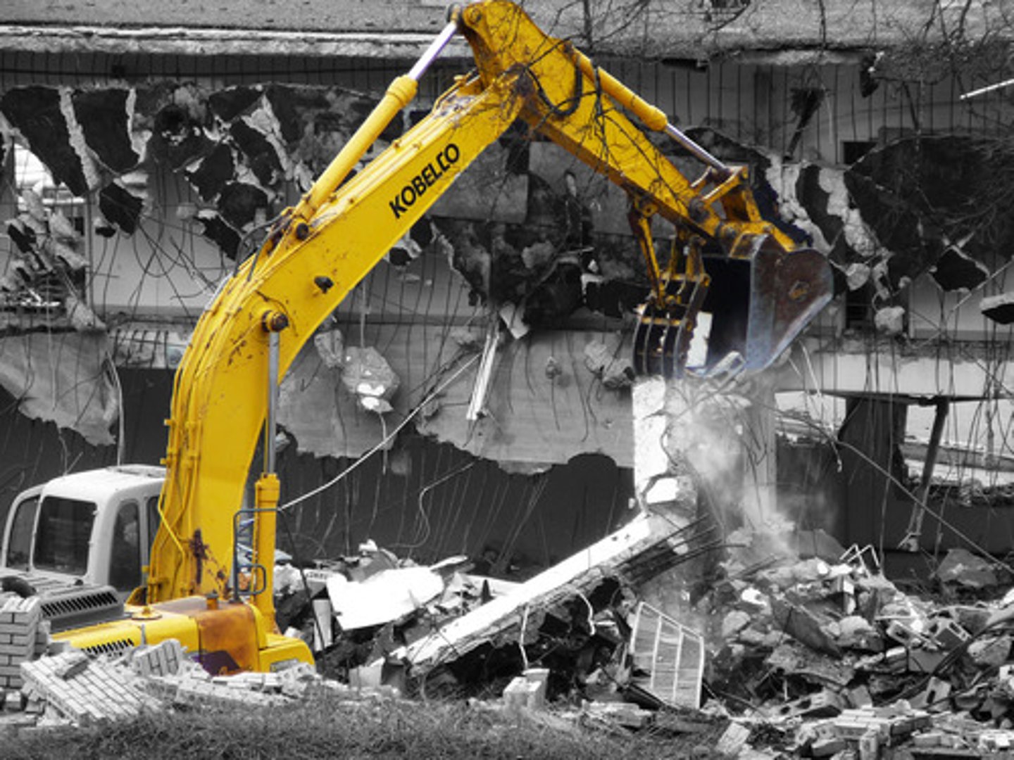 <p>/dɪˈstrʌk.tɪv/ • Adjective • B2 • Causing great damage • Mang tính phá hủy • The hurricane was one of the most destructive in history.</p>