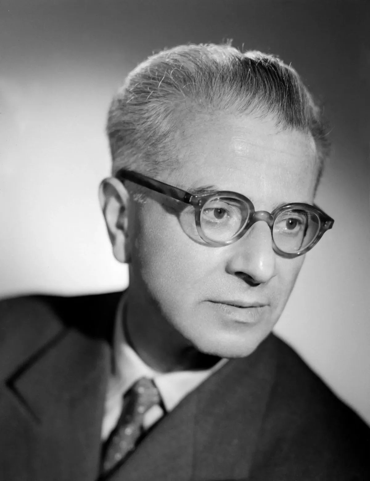 <p>Бенвенист</p>