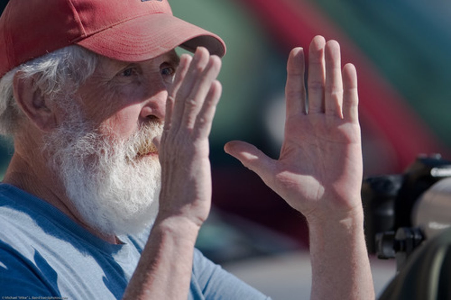 <p>жестикулировать</p>