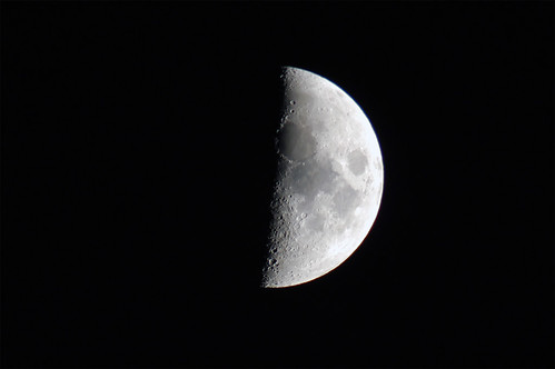 <p>the visibly lit portion of the moon is exactly half (la porción visiblemente iluminada de la luna es exactamente la mitad)</p>