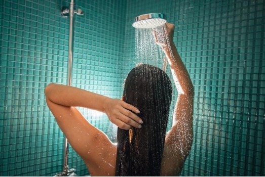<p>In the morning and in the evening people <strong>take a shower</strong>.</p><p>Принимать душ</p>
