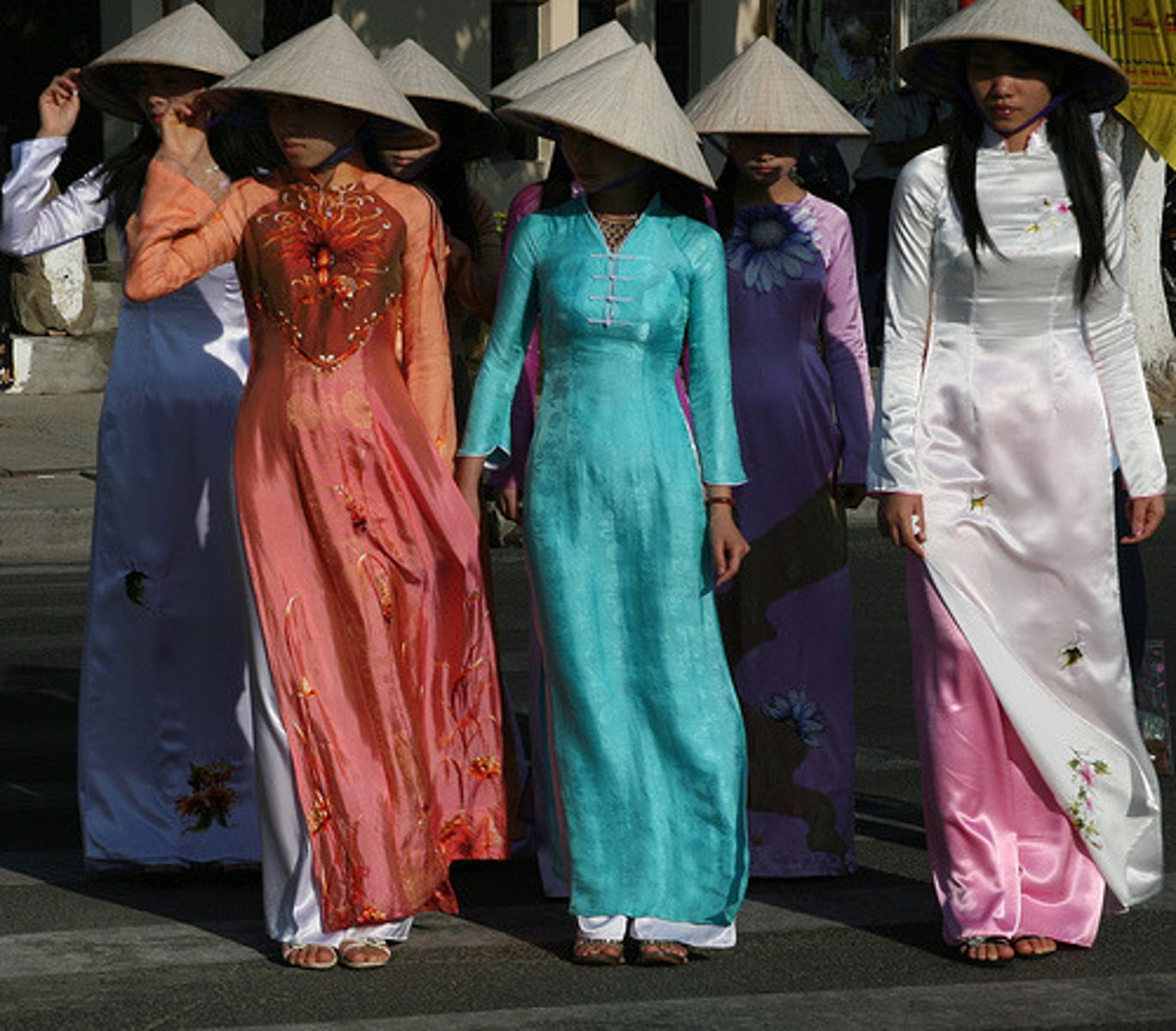 <p>(n): trang phục truyền thống</p>