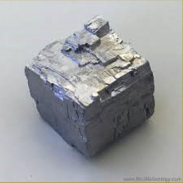 <p><span>Metallic, cubic cleavage, heavy</span></p>