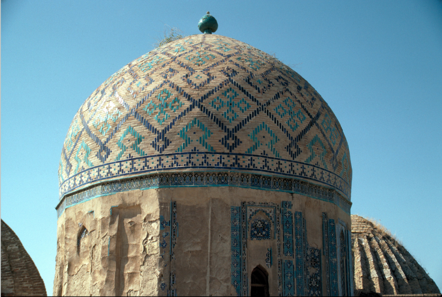 <p>Describe the overall architecture of the <span style="background-color: transparent;"><span>Mausoleum of Shirin Beg Agha and its significance</span></span></p>