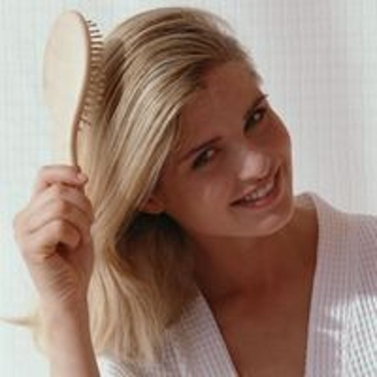 <p>to brush one's hair</p>