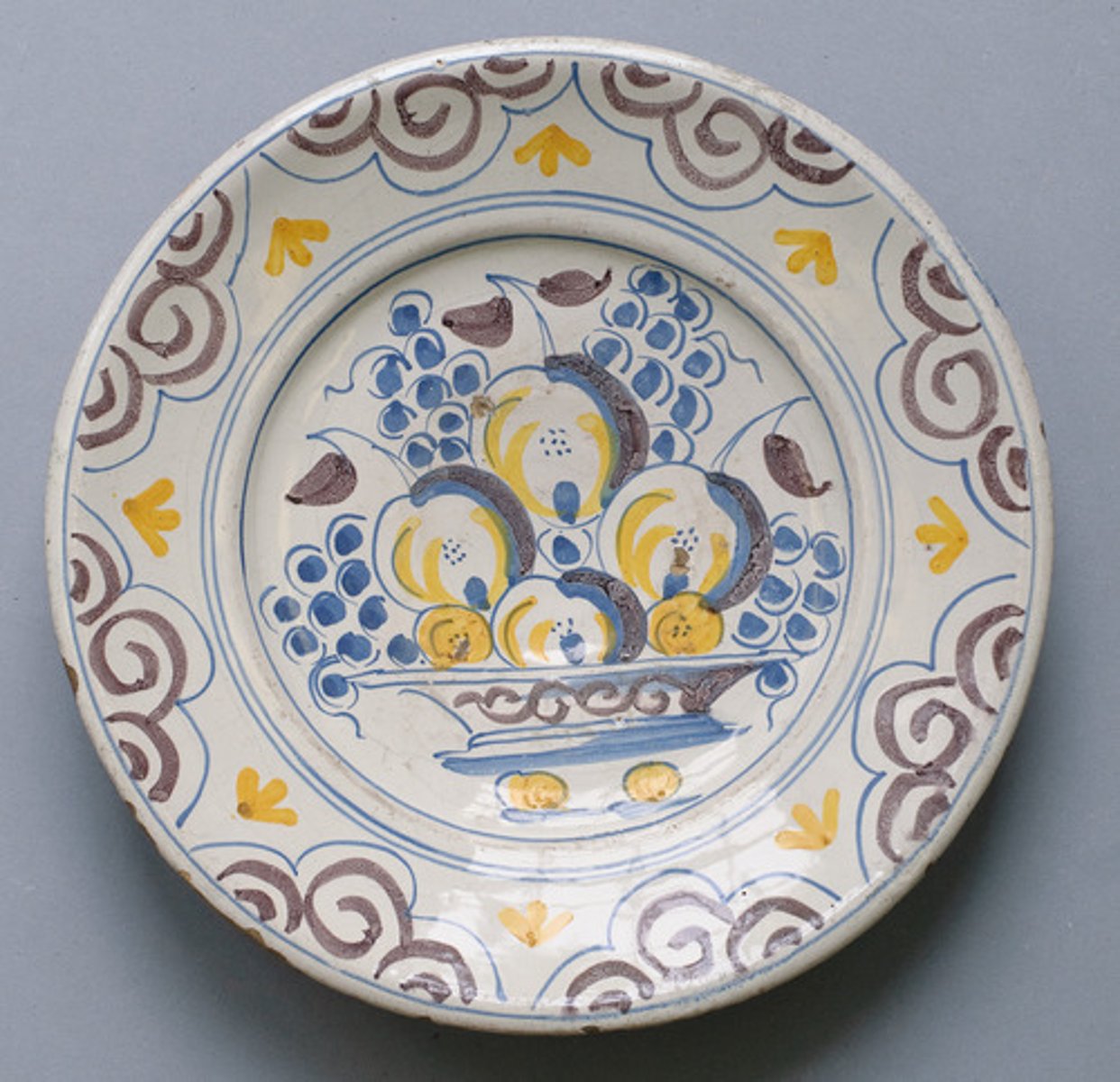 <p>Lightly decorated white wares made in Faenza, replacing majolica whose production had declined due to economic constraints; it continued the tradition of new designs and fine workmanship</p>