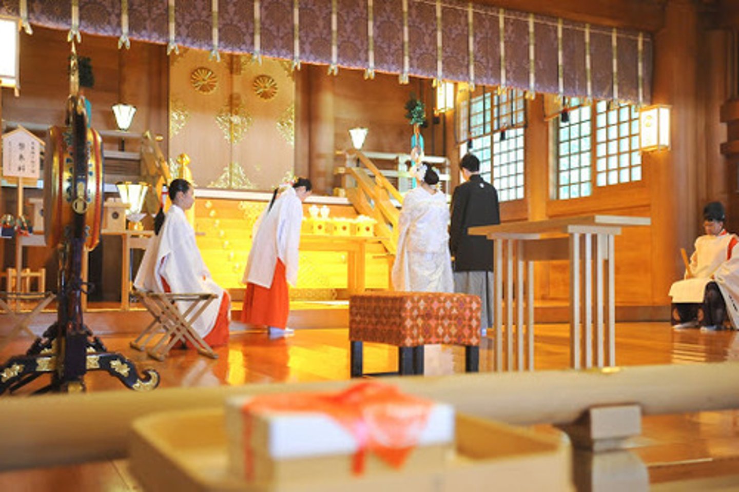<p>おごそか(な) nghiêm trang</p>