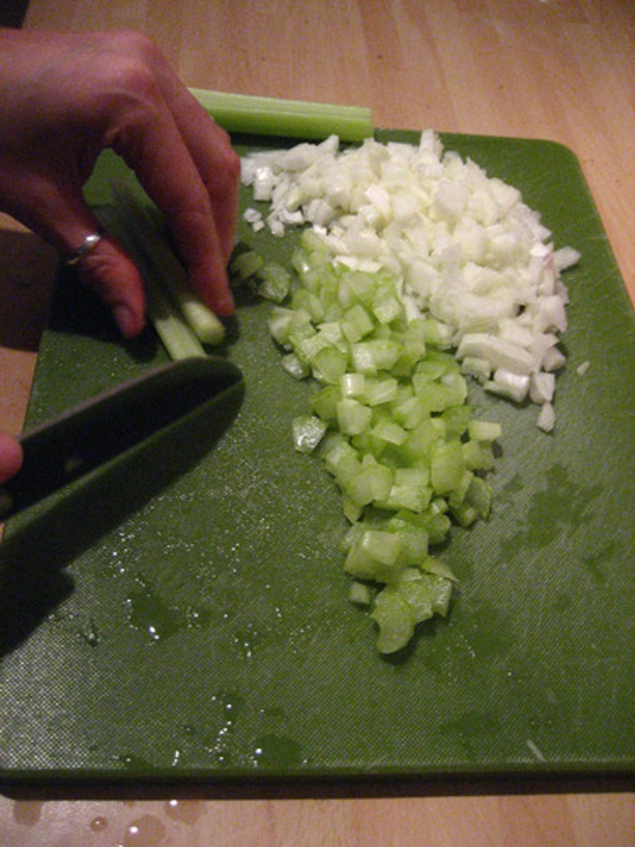 <p>to chop, to mince</p>