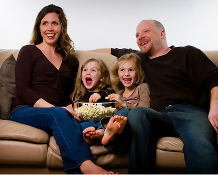 <p>A <strong>sitcom</strong> is a funny television or radio series.</p><p><span>|ˈsɪtkɒm|</span></p><p>Комедийный сериал</p>