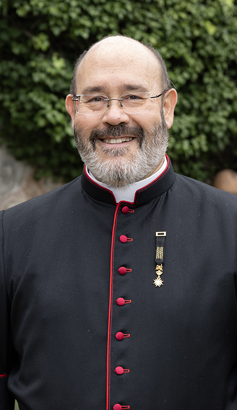 <p>Haut dignitaire ecclésiastique (cardinal, archevêque, etc.), dans l'Église catholique.</p><p></p>
