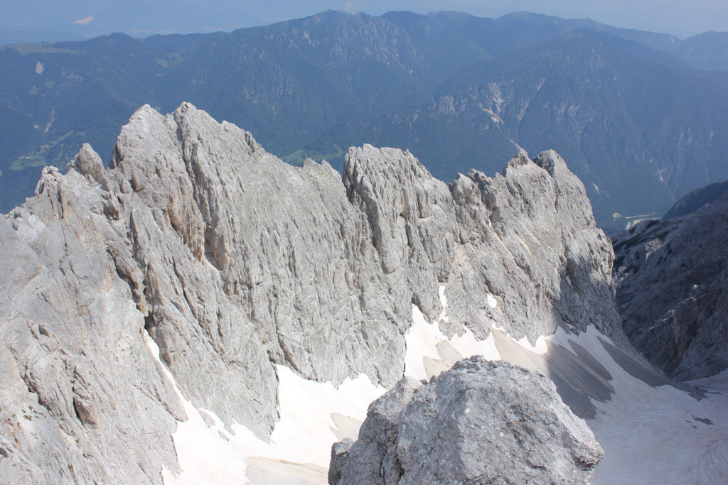 <p>ledeniško erozijska oblika, ki nastane iz vmesnega slemena dveh krnic, ki ležita na nasprotnih straneh gorskega slemena in se zadenjsko približujeta druga drugi</p><p></p>