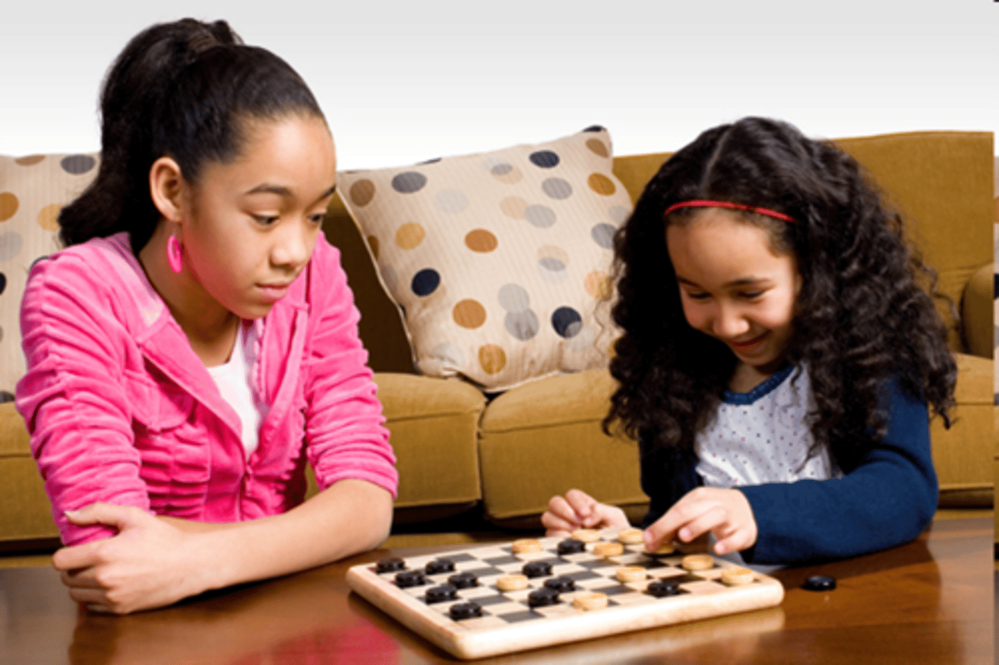 <p>They (f.) play checkers.</p>