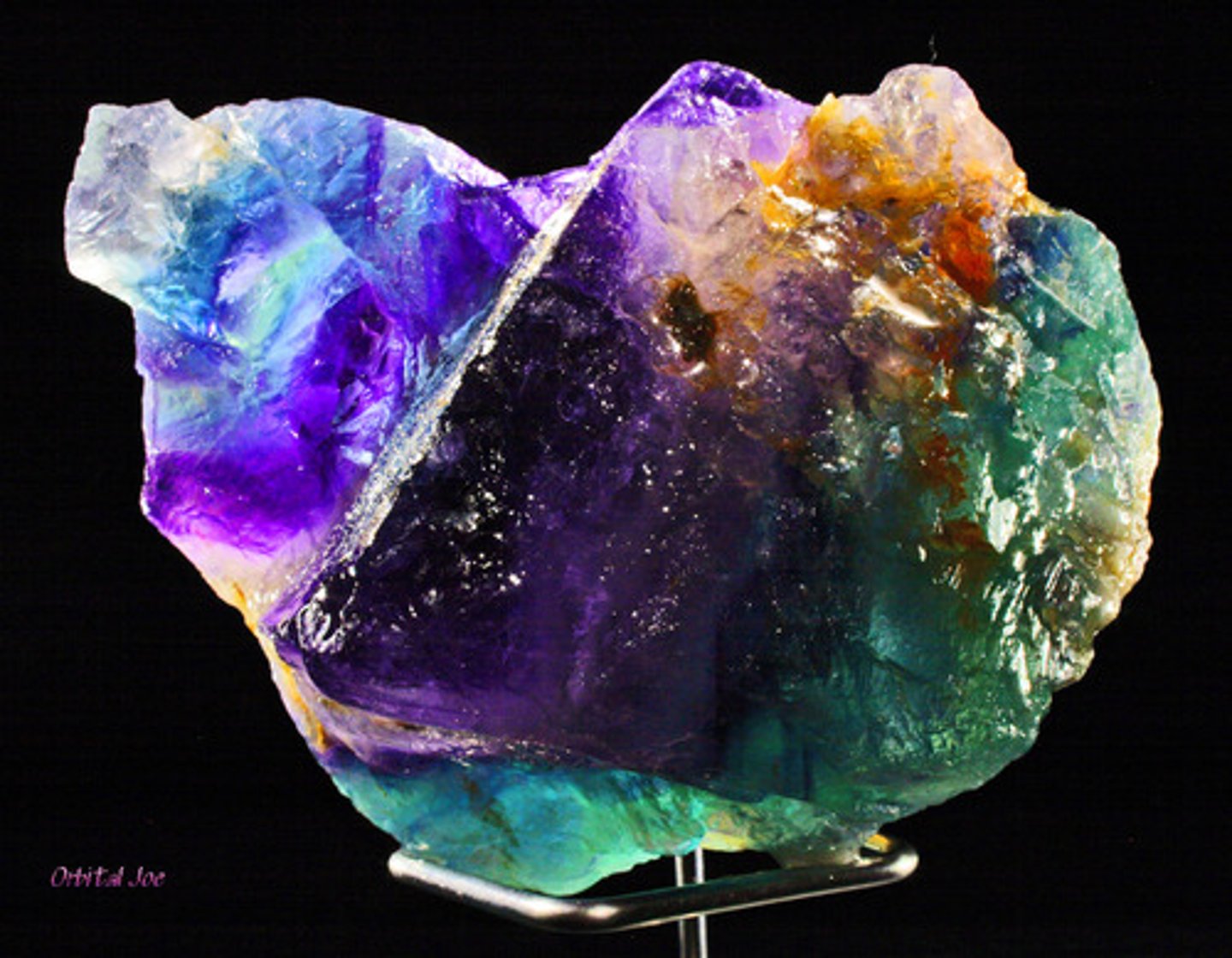 <p>Almost any color, a little harder than calcite, usually has dipyramidal or cubic structure. Fluorescent.</p>