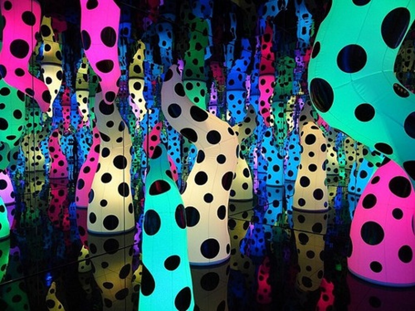 <p>- <strong>Installation art </strong>(famous for <u><mark data-color="#d6cff7" style="background-color: rgb(214, 207, 247); color: inherit;">immersive infinity rooms</mark></u>).</p>