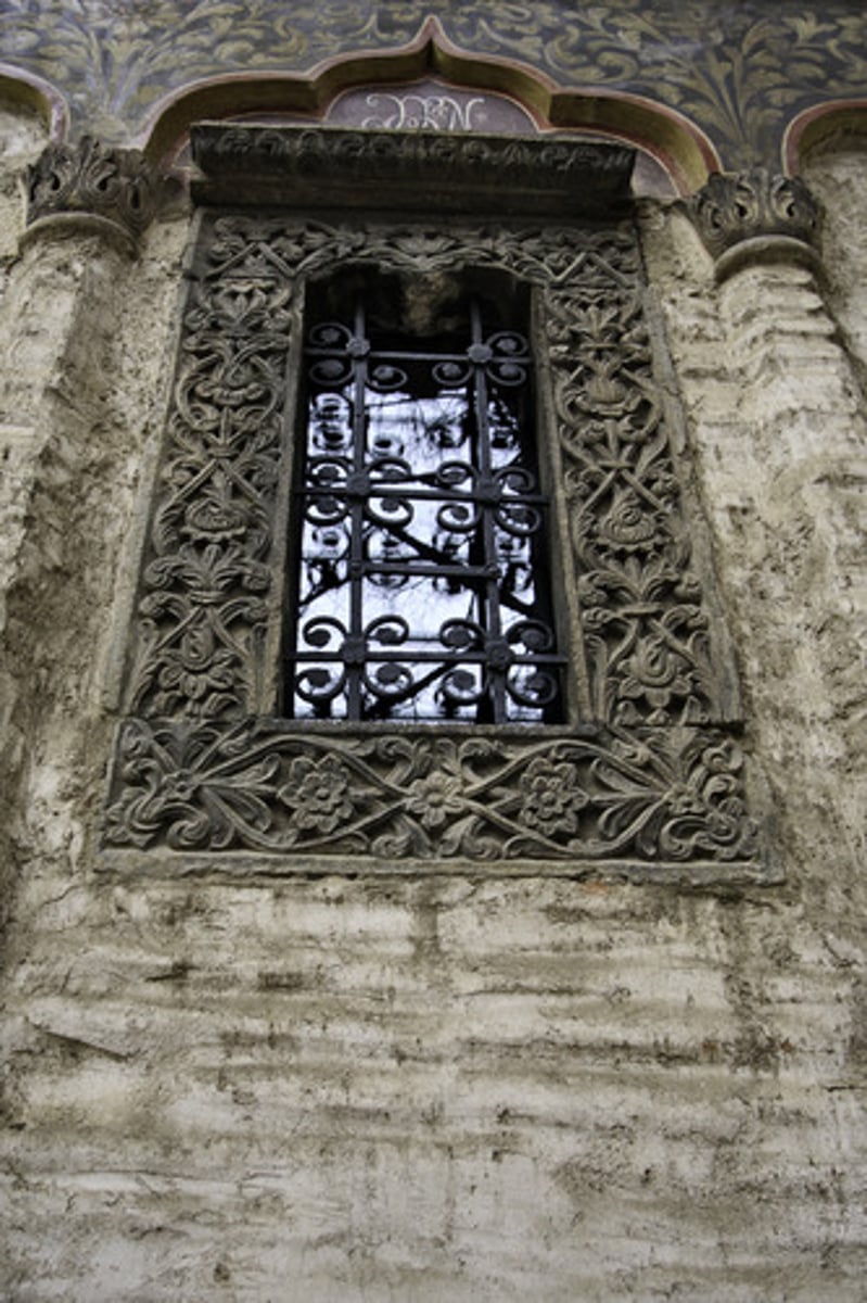 <p>adj), highly decorated with complex patterns; trang trí cầu kỳ</p>