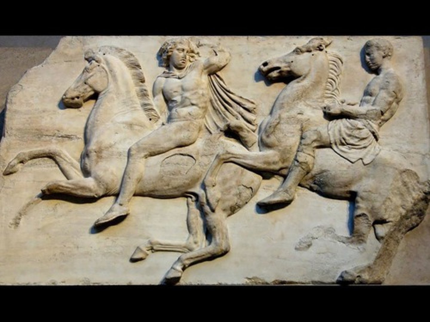 <p>more zoomed up but basic idea looks like the top of the parthenon</p>