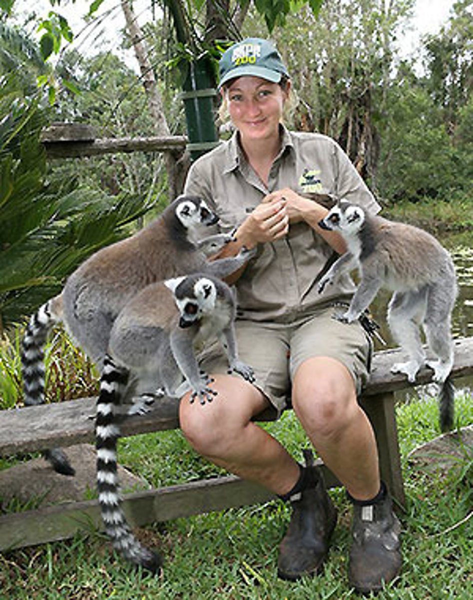 <p>(n): người trông giữ sở thú</p>