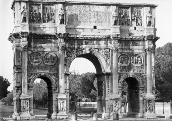 <p>in Rom</p><p>erbaut von Kaiser Konstantin</p><p>errichtet 312 nach Schlacht an der milvischen Brücke und Sieg über Maxentius</p><p>dreibogiges Bauwerk mit zahlreichen Reliefs, die verschiedene historische Szenen und kaiserliche Tugenden zeigen</p>