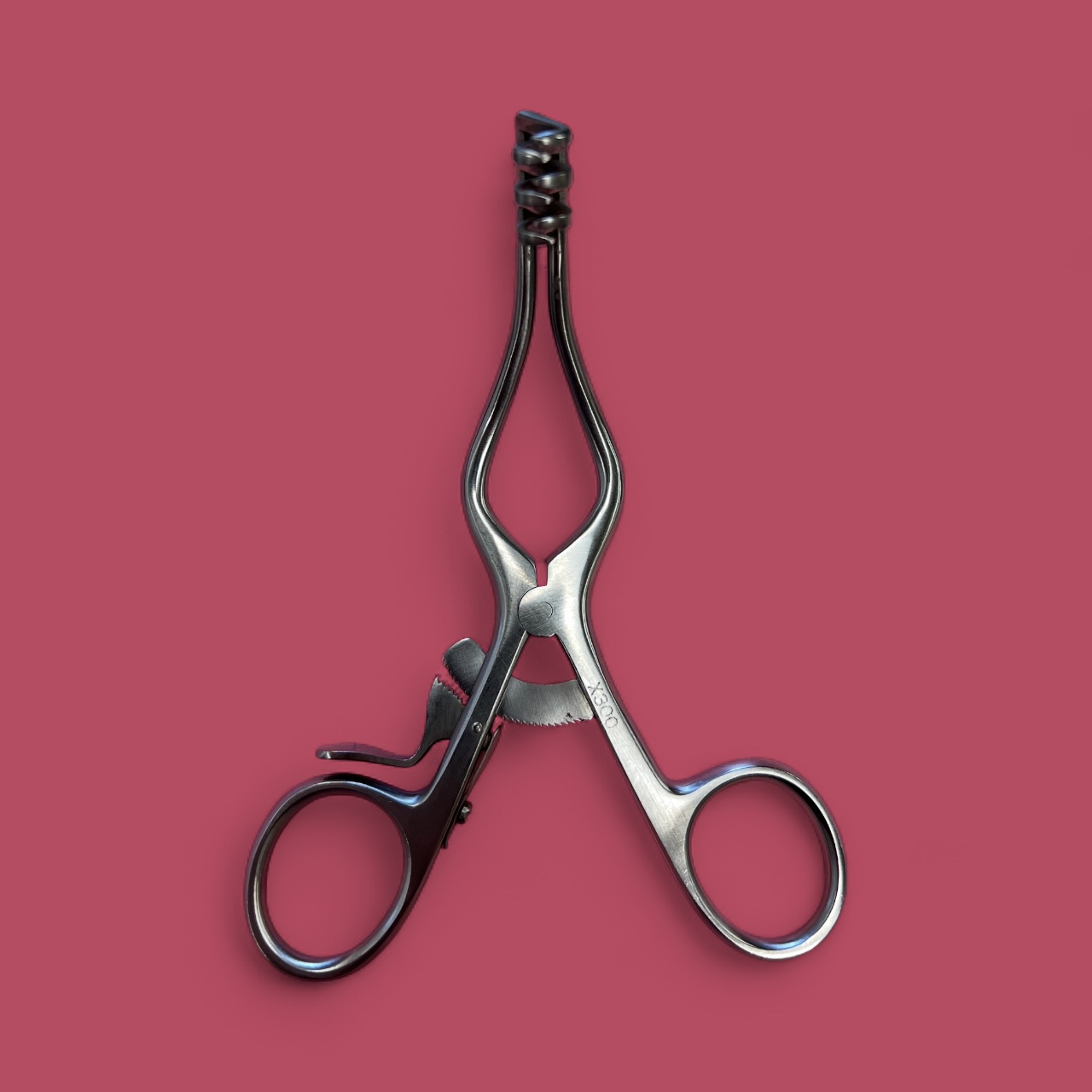 <p>Curved, sharp, Weitlaner retractor</p>