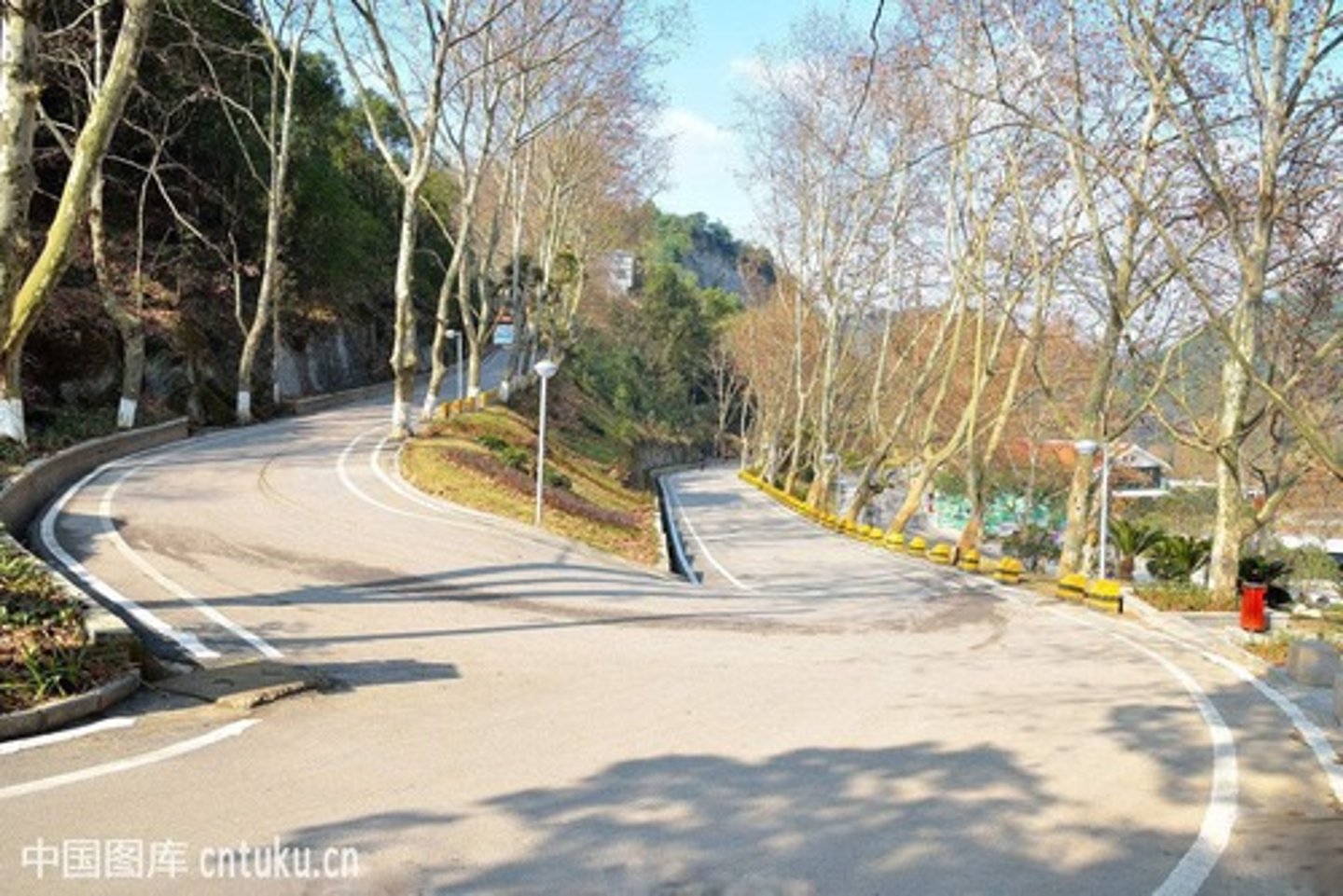 <p>(adv): ngoài ra</p>