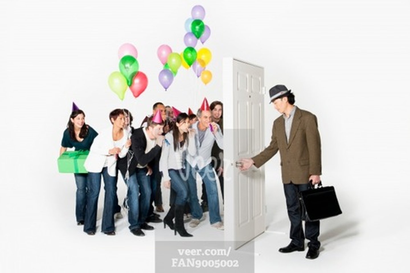 <p>Sorprender a una persona en una fiesta.</p>