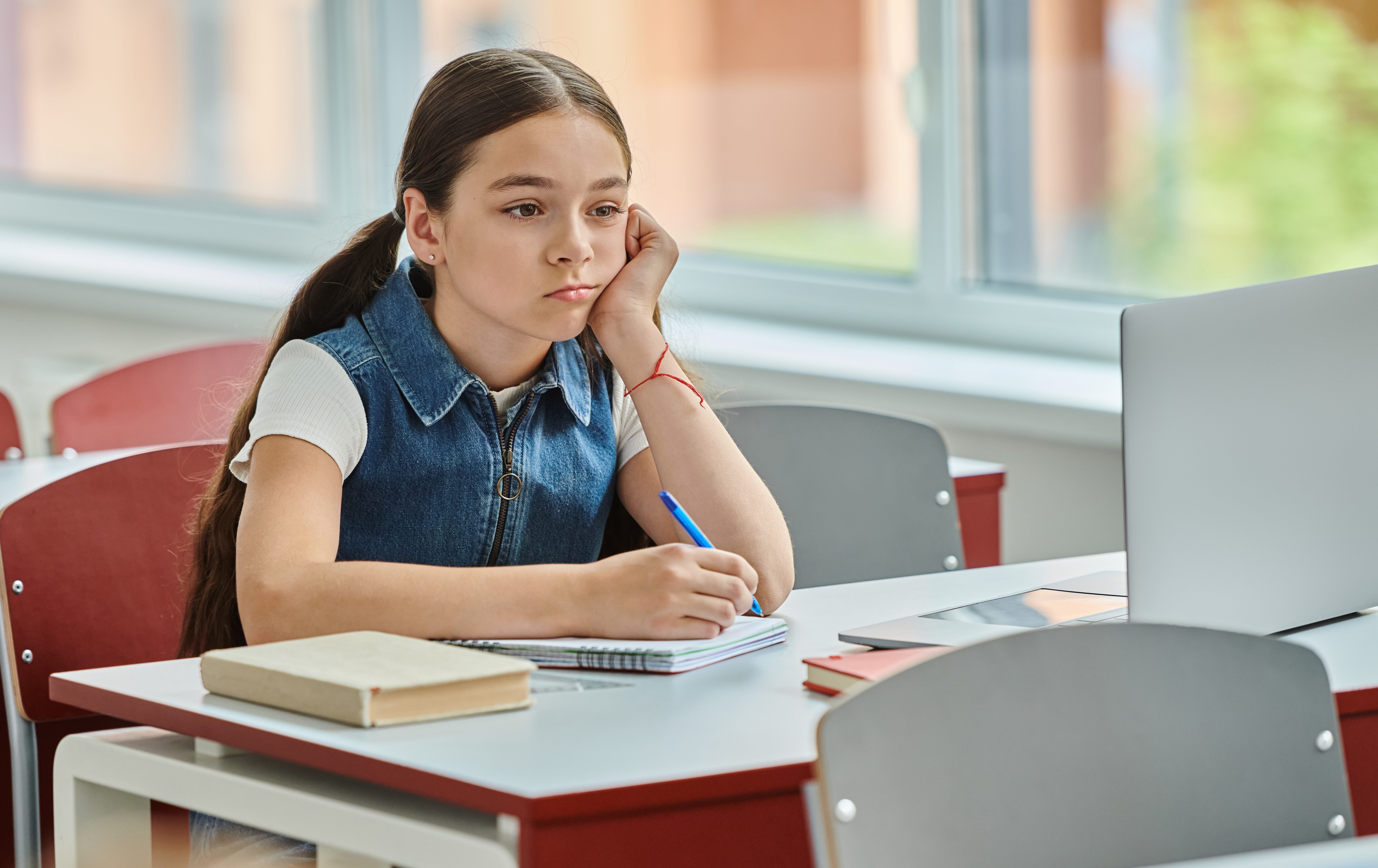 <p>заскучавший, скучающий (<strong>из-за</strong> чего-то)</p>