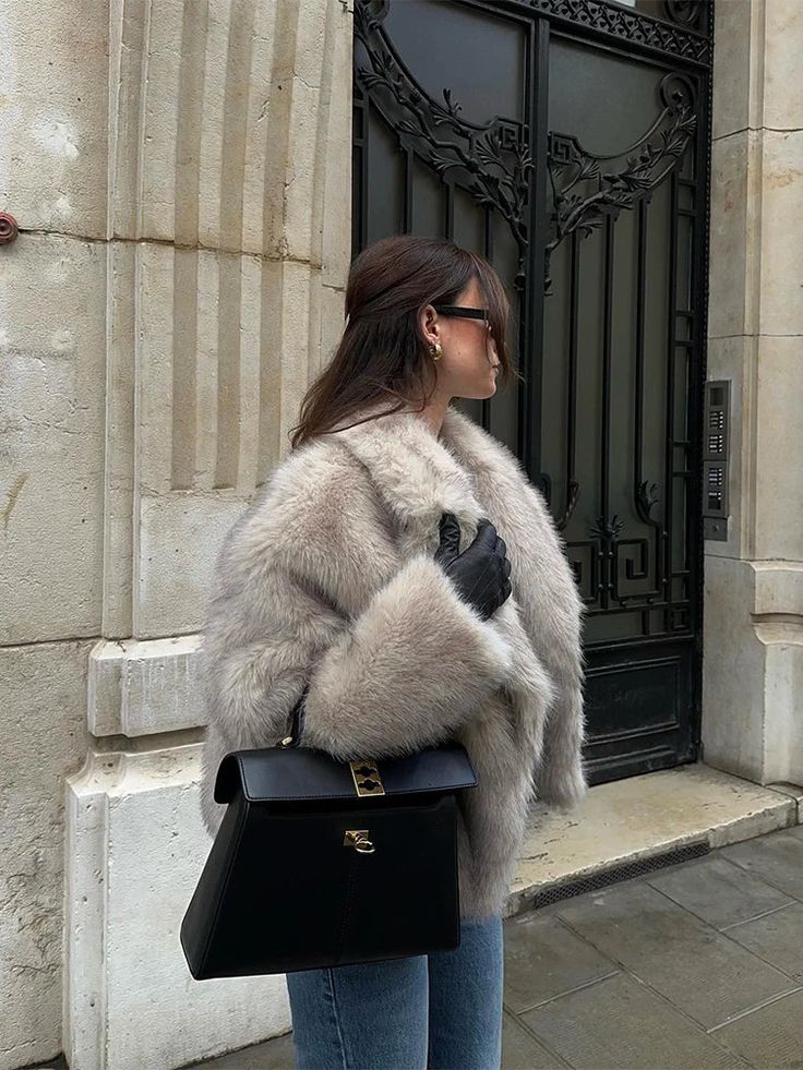 <p><span>fur coat</span></p>