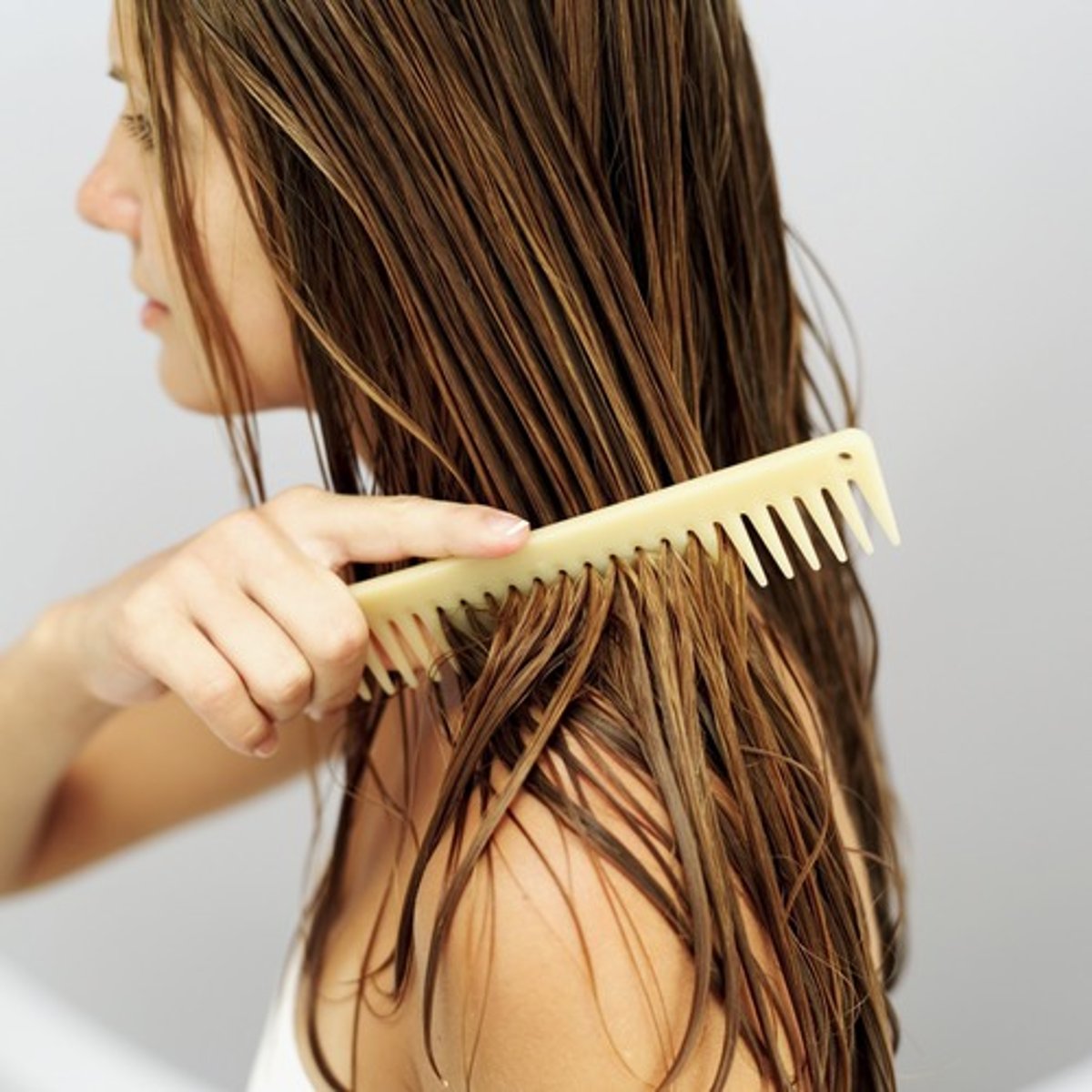 <p>to comb one's hair</p>