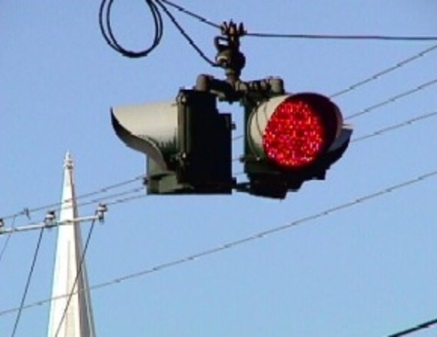 <p>đèn đỏ (The red light means stop. - Đèn đỏ có nghĩa là dừng lại.)</p>