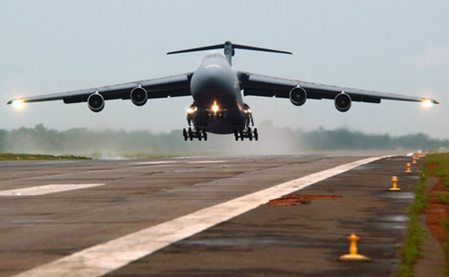 <p>4 jet engines, no winglets, Cargo and personnel transport</p>