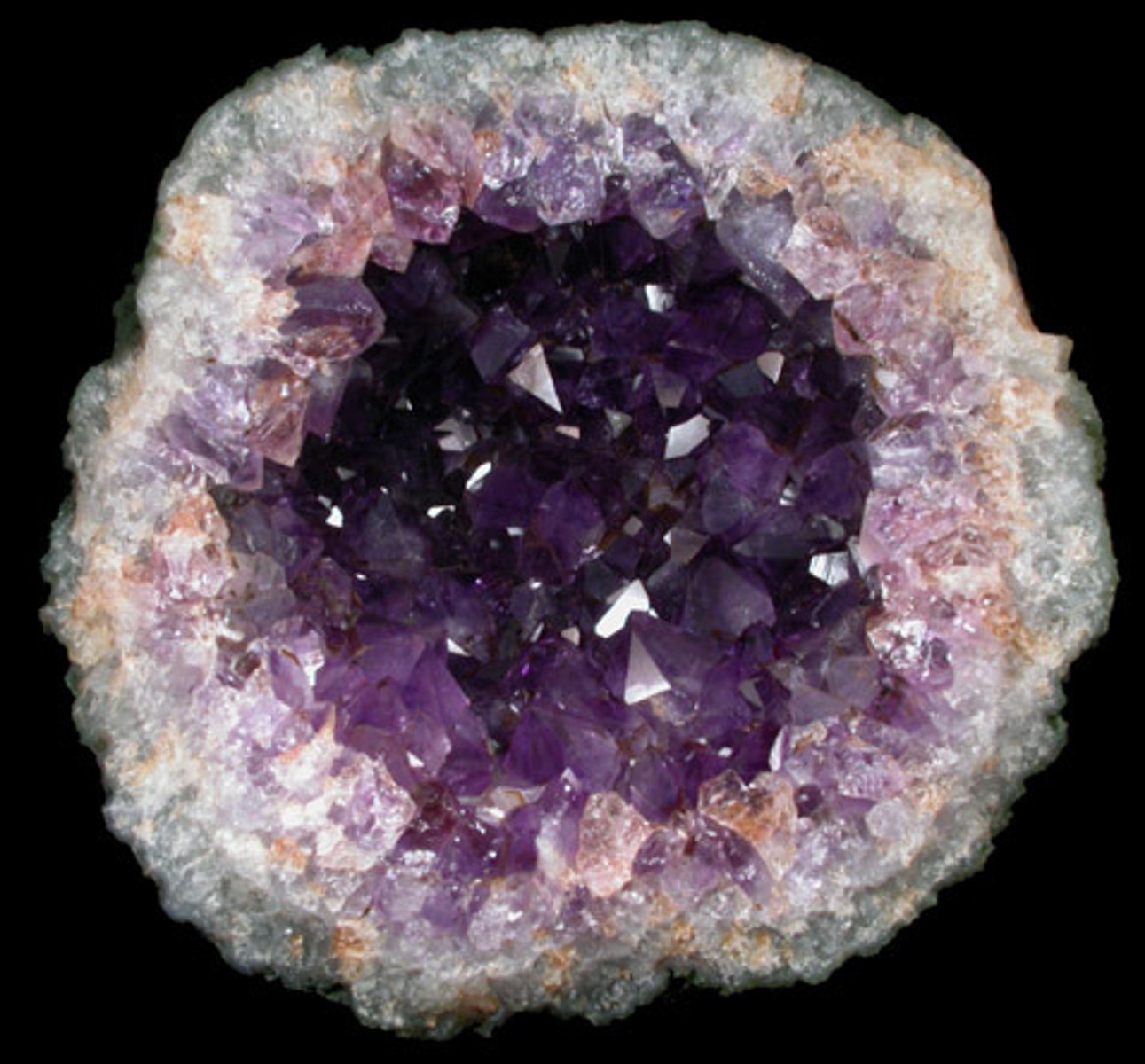 <p>A hollow rock inside in which mineral crystals have grown. The mineral forms from solution crystallization inside the rock.</p>