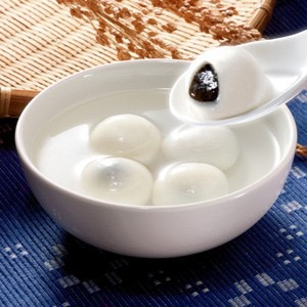 <p>tāngyuán - sweet glutinous rice ball eaten during the Lantern Festival</p>