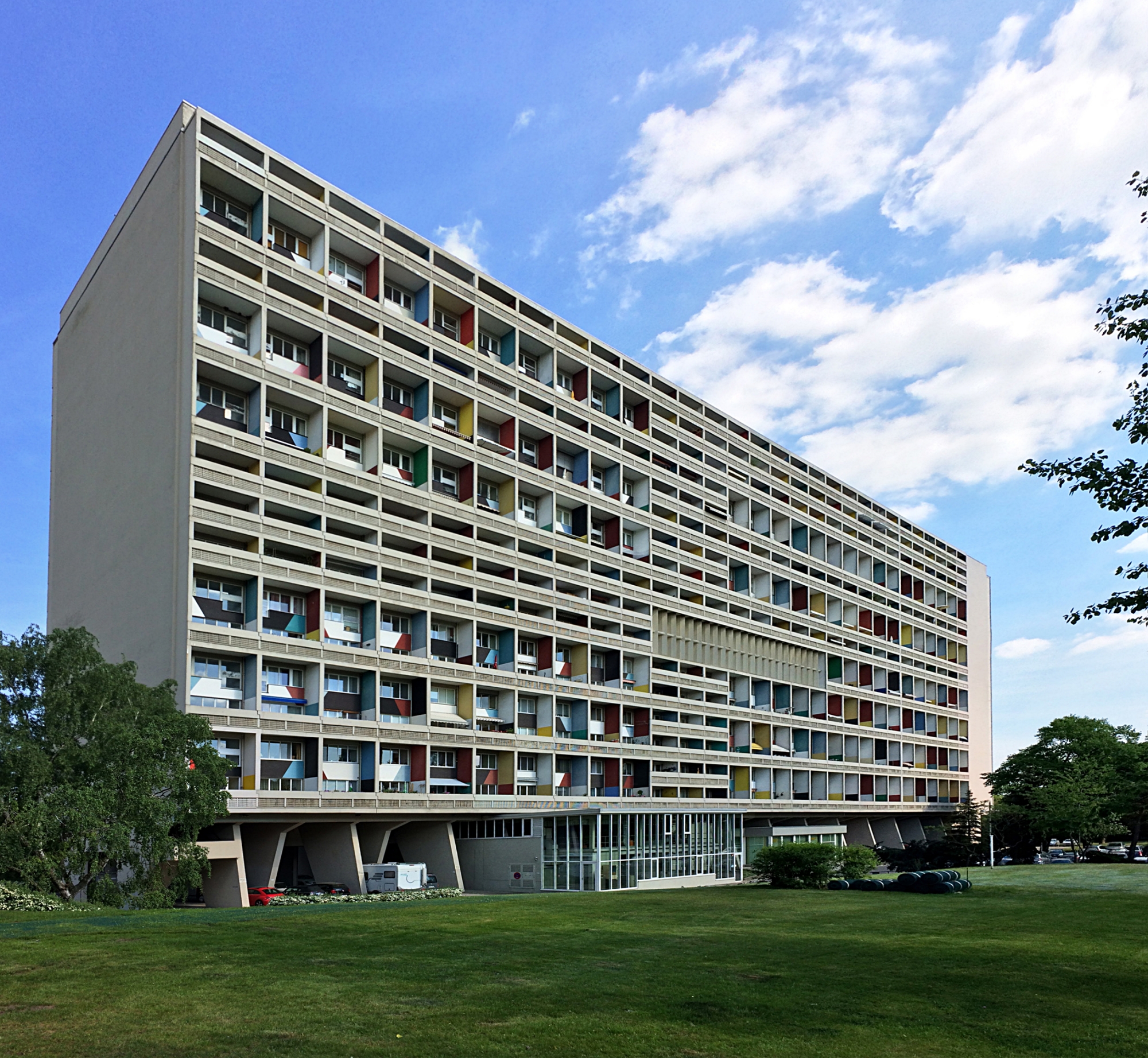 <ul><li><p>apartment complex, 1st large scale project for architect</p></li><li><p>large and innovative</p><ul><li><p>1 ½ floors per unit</p></li></ul></li><li><p>brutalist building > celebrates concrete</p><ul><li><p>cast in place concrete, can see formwork</p></li></ul></li></ul><p></p>