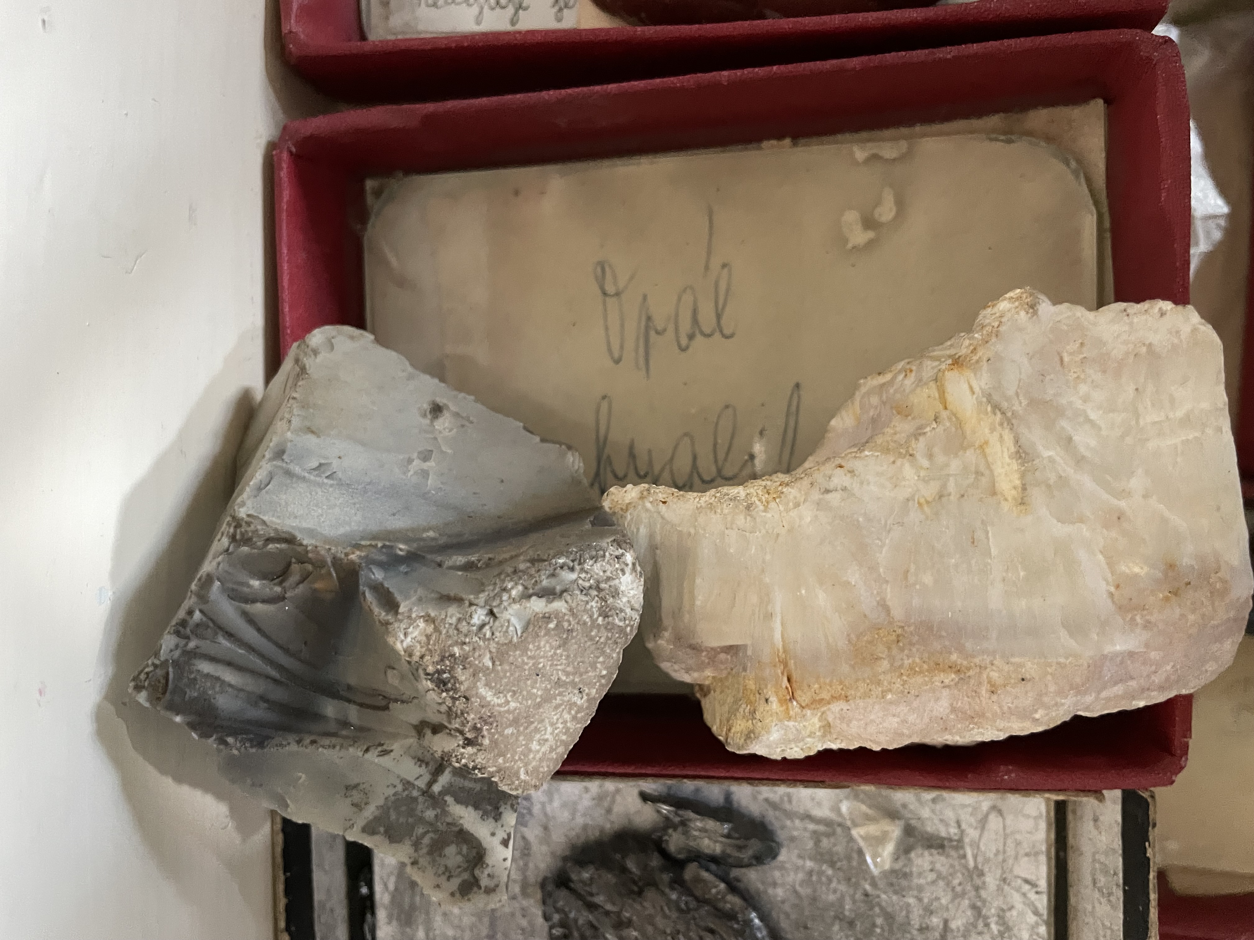 <p>opal - SiO2 x H2O - oxid</p>