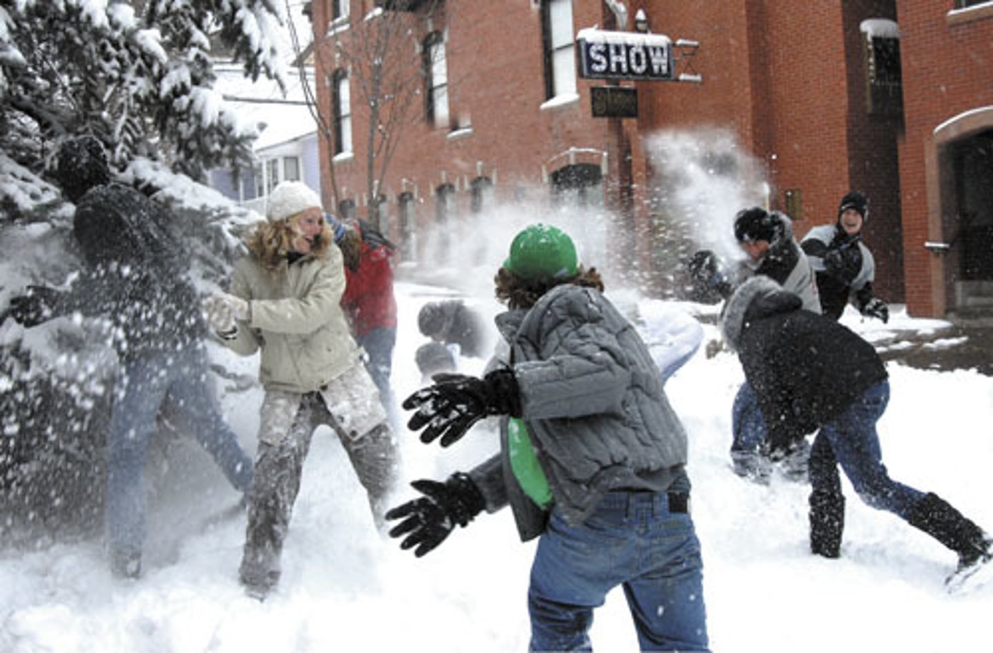 <p>A game in which participants throw snowballs at each other.</p>